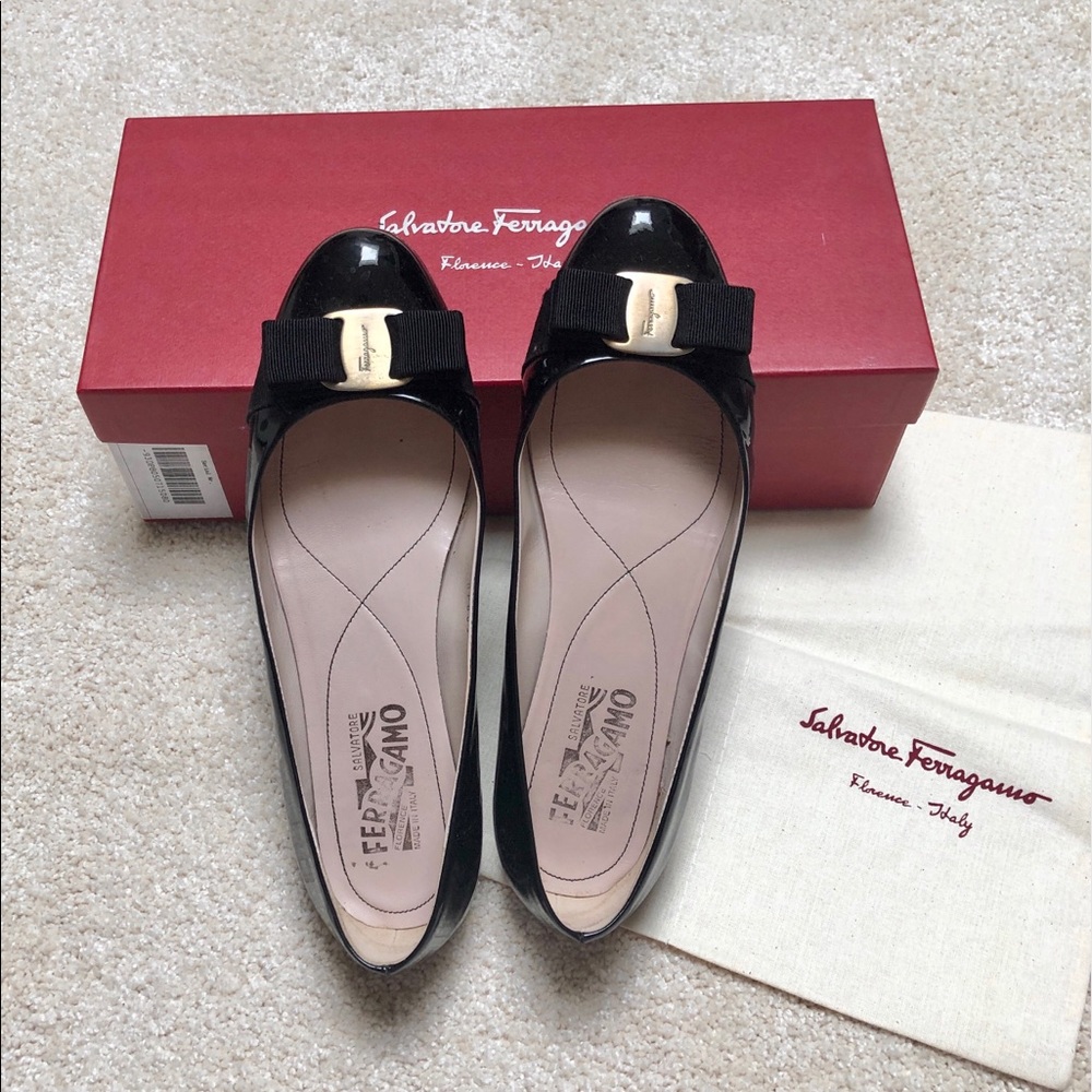 Salvatore Ferragamo Varina Leather Flats 8B